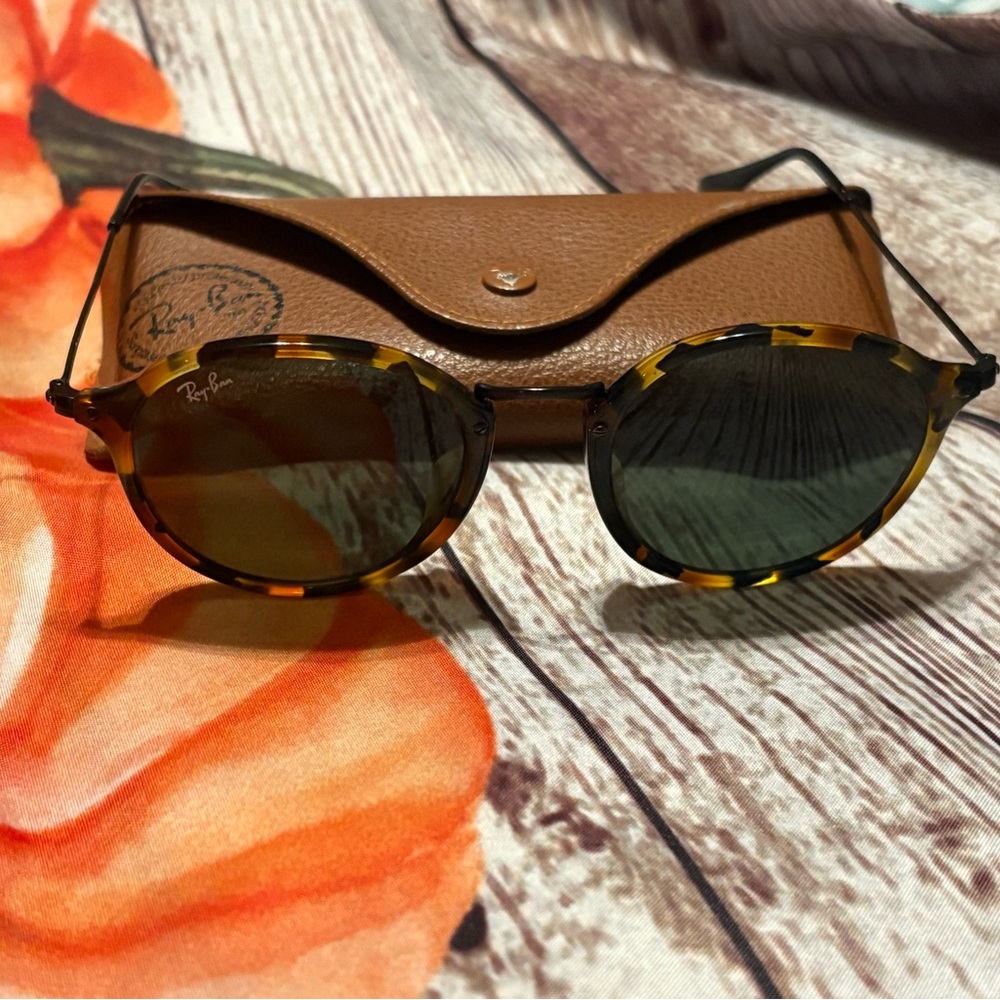 Ray-Ban Classic Tortoise Sunglasses with Brown Case